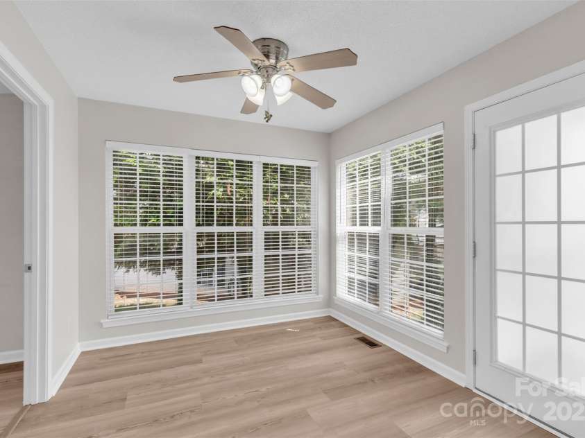 330 Split Oak Lane, Inman, SC 29349.  MLS# CAR4284558, YatesRealty ID 27586. 