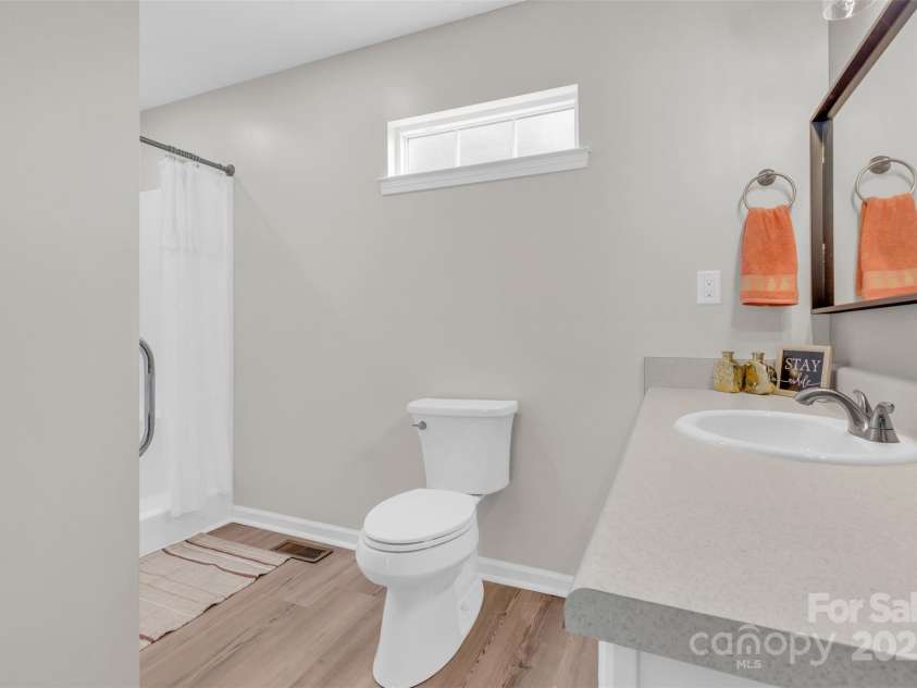 330 Split Oak Lane, Inman, SC 29349.  MLS# CAR4284558, YatesRealty ID 27586. 