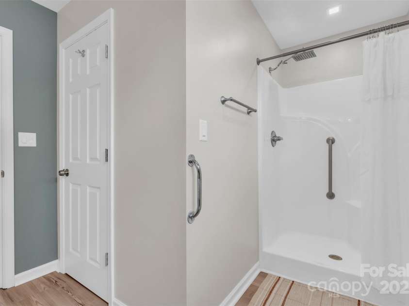 330 Split Oak Lane, Inman, SC 29349.  MLS# CAR4284558, YatesRealty ID 27586. 