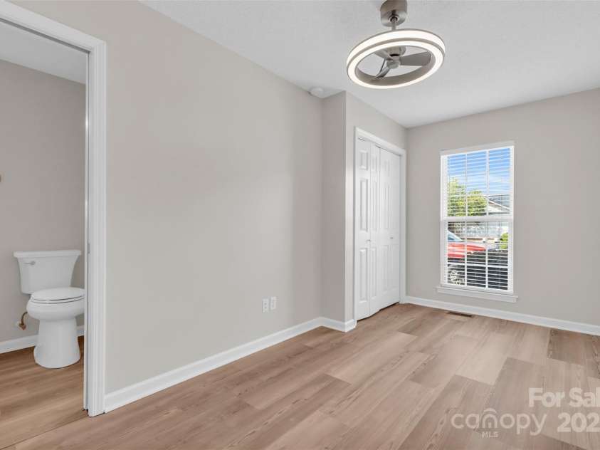 330 Split Oak Lane, Inman, SC 29349.  MLS# CAR4284558, YatesRealty ID 27586. 