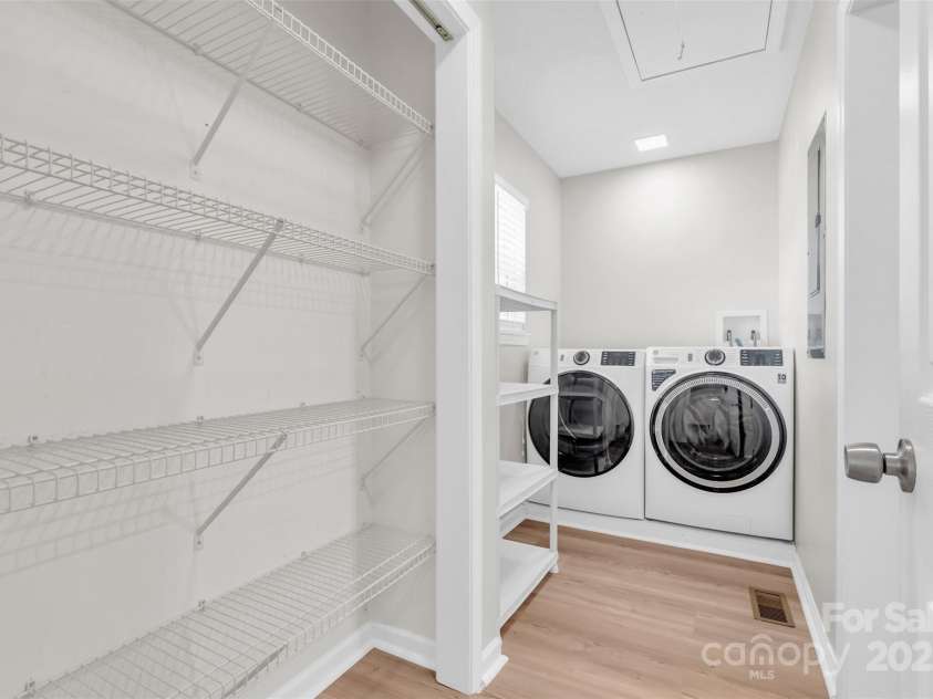 330 Split Oak Lane, Inman, SC 29349.  MLS# CAR4284558, YatesRealty ID 27586. 