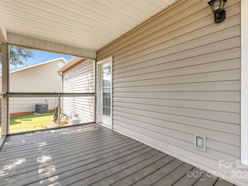 330 Split Oak Lane, Inman, SC 29349.  MLS# CAR4284558, YatesRealty ID 27586. 