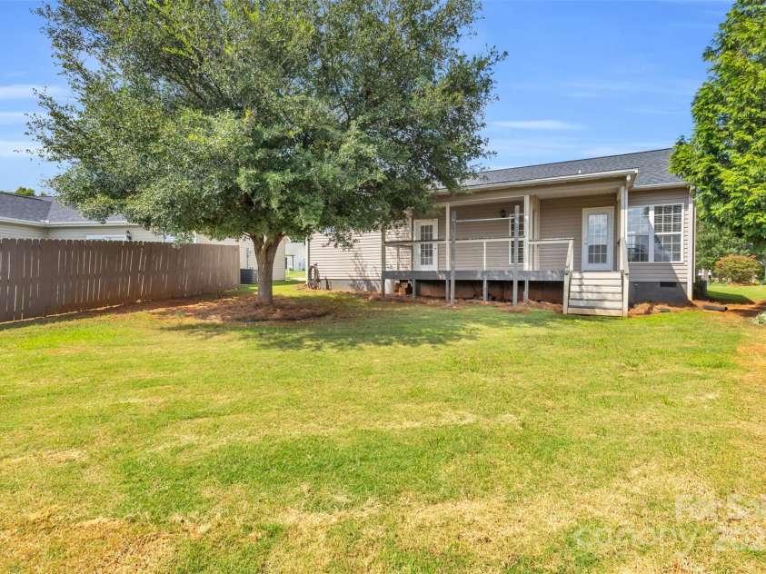 330 Split Oak Lane, Inman, SC 29349.  MLS# CAR4284558, YatesRealty ID 27586. 