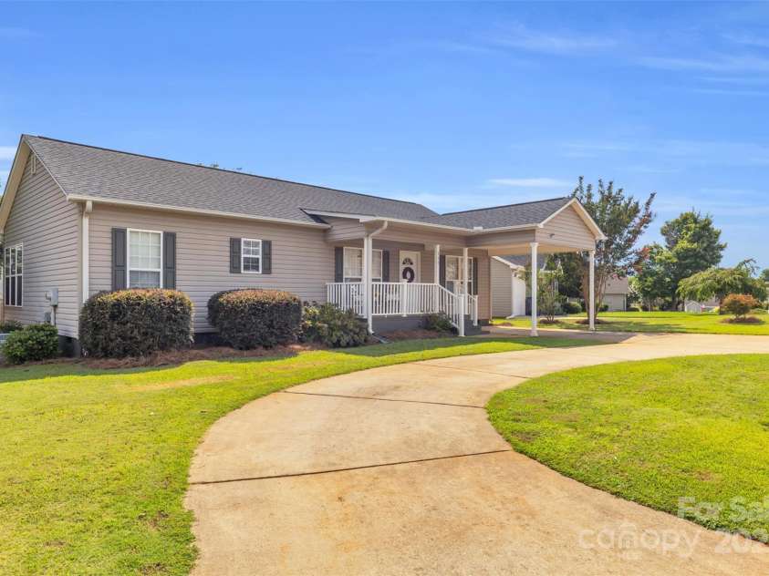 330 Split Oak Lane, Inman, SC 29349.  MLS# CAR4284558, YatesRealty ID 27586. 