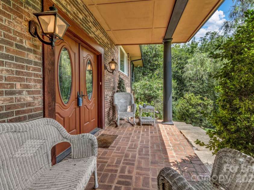31 Mark Twain Road, Asheville, NC 28805.  MLS# CAR4282546, YatesRealty ID 27587. 