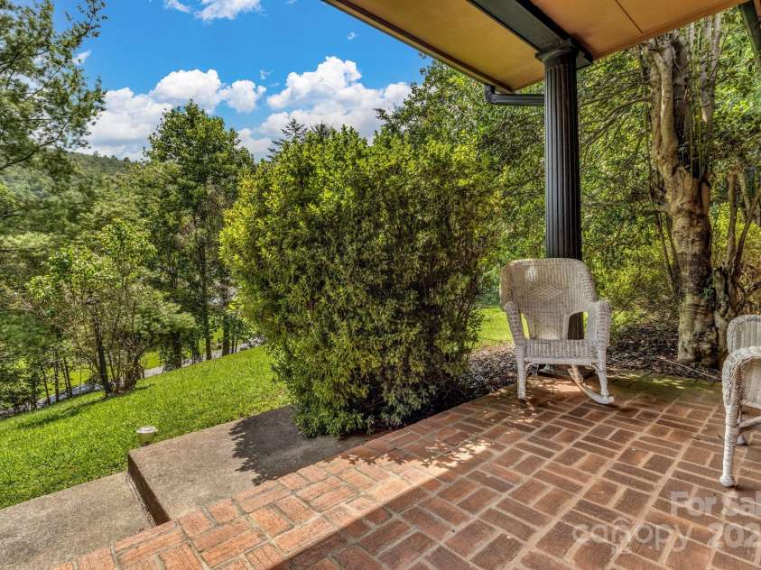 31 Mark Twain Road, Asheville, NC 28805.  MLS# CAR4282546, YatesRealty ID 27587. 