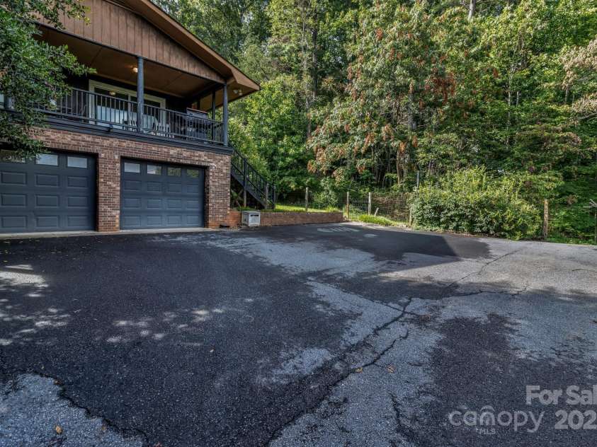 31 Mark Twain Road, Asheville, NC 28805.  MLS# CAR4282546, YatesRealty ID 27587. 