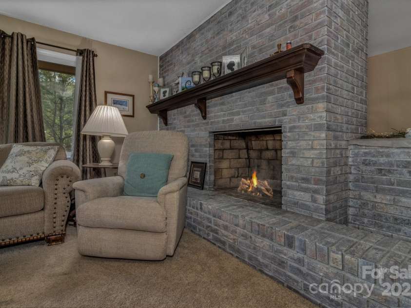 31 Mark Twain Road, Asheville, NC 28805.  MLS# CAR4282546, YatesRealty ID 27587. 