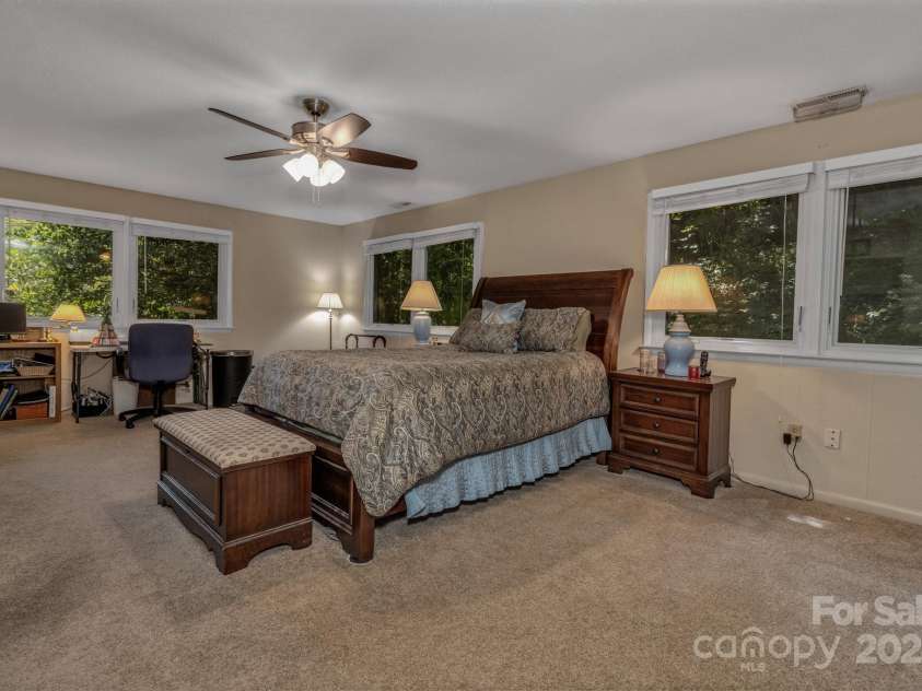 31 Mark Twain Road, Asheville, NC 28805.  MLS# CAR4282546, YatesRealty ID 27587. 