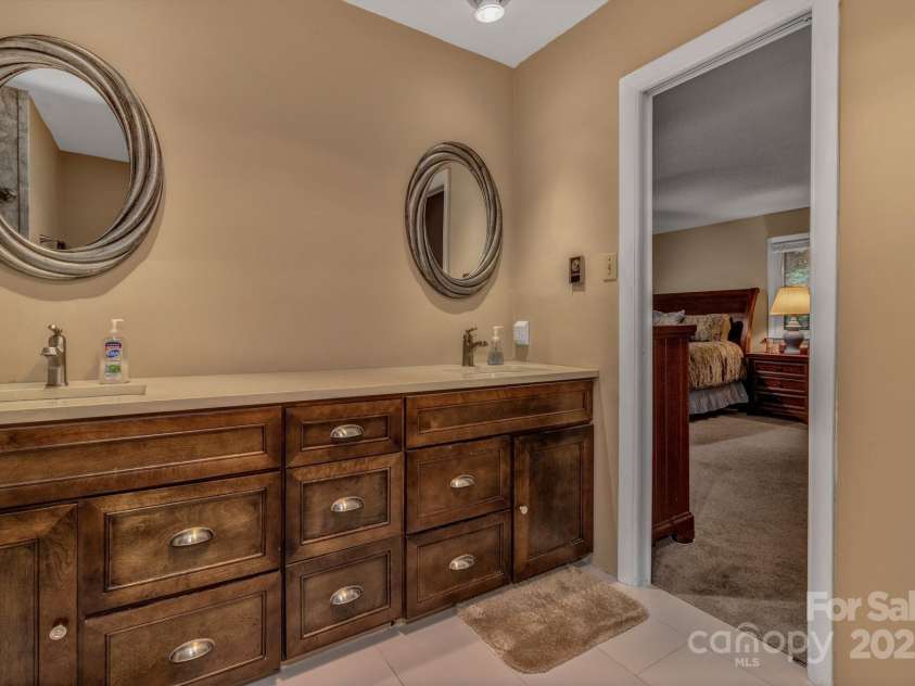 31 Mark Twain Road, Asheville, NC 28805.  MLS# CAR4282546, YatesRealty ID 27587. 