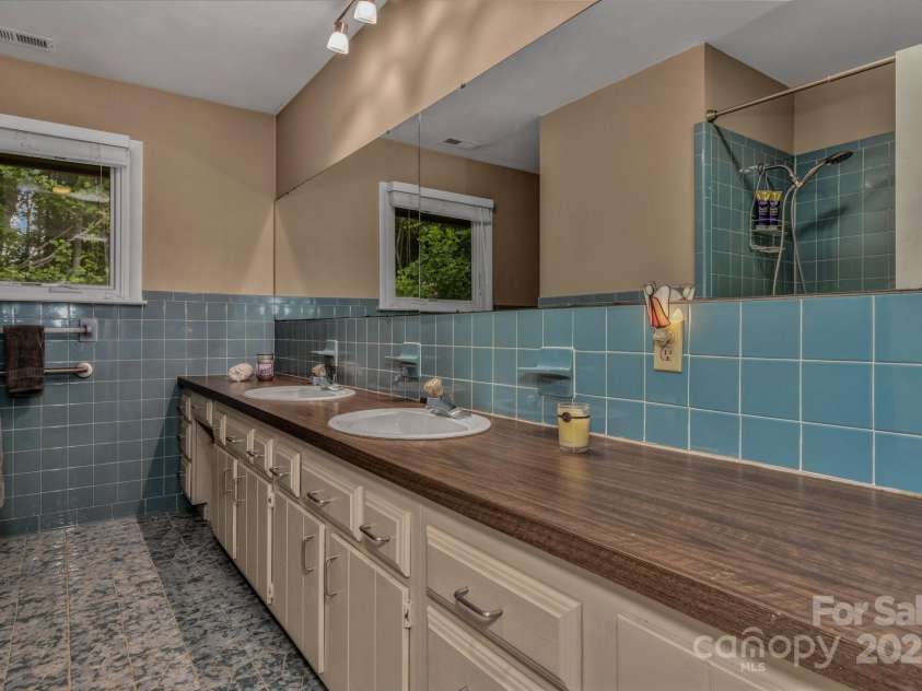 31 Mark Twain Road, Asheville, NC 28805.  MLS# CAR4282546, YatesRealty ID 27587. 