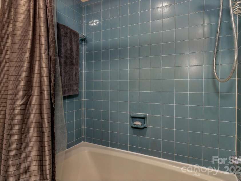 31 Mark Twain Road, Asheville, NC 28805.  MLS# CAR4282546, YatesRealty ID 27587. 