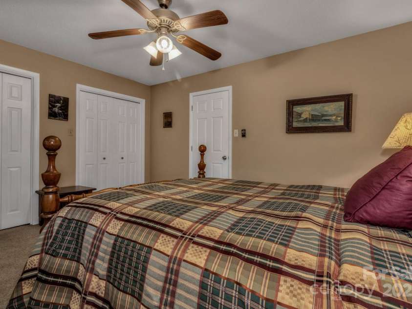 31 Mark Twain Road, Asheville, NC 28805.  MLS# CAR4282546, YatesRealty ID 27587. 