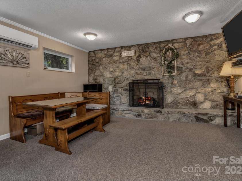 31 Mark Twain Road, Asheville, NC 28805.  MLS# CAR4282546, YatesRealty ID 27587. 