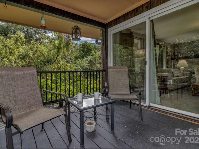 31 Mark Twain Road, Asheville, NC 28805.  MLS# CAR4282546, YatesRealty ID 27587. 