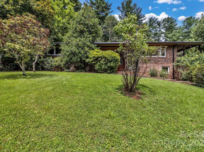 31 Mark Twain Road, Asheville, NC 28805.  MLS# CAR4282546, YatesRealty ID 27587. 