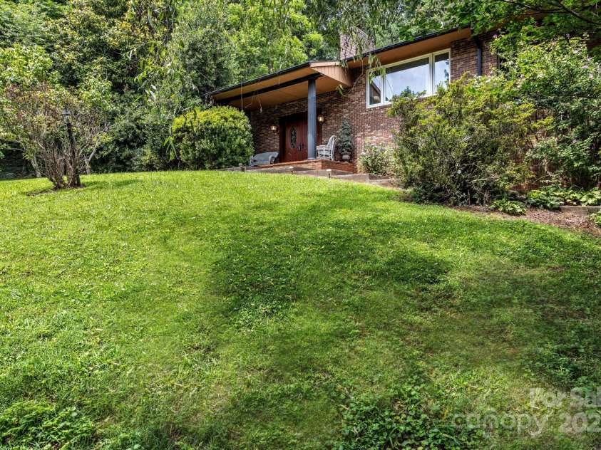 31 Mark Twain Road, Asheville, NC 28805.  MLS# CAR4282546, YatesRealty ID 27587. 