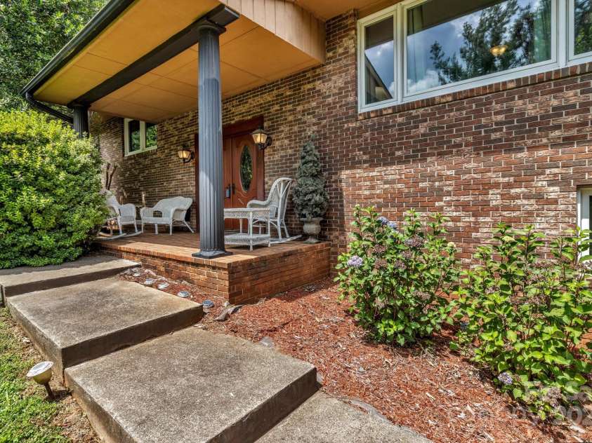 31 Mark Twain Road, Asheville, NC 28805.  MLS# CAR4282546, YatesRealty ID 27587. 