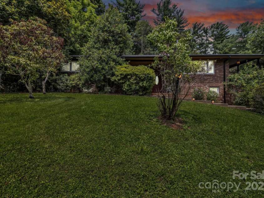 31 Mark Twain Road, Asheville, NC 28805.  MLS# CAR4282546, YatesRealty ID 27587. 