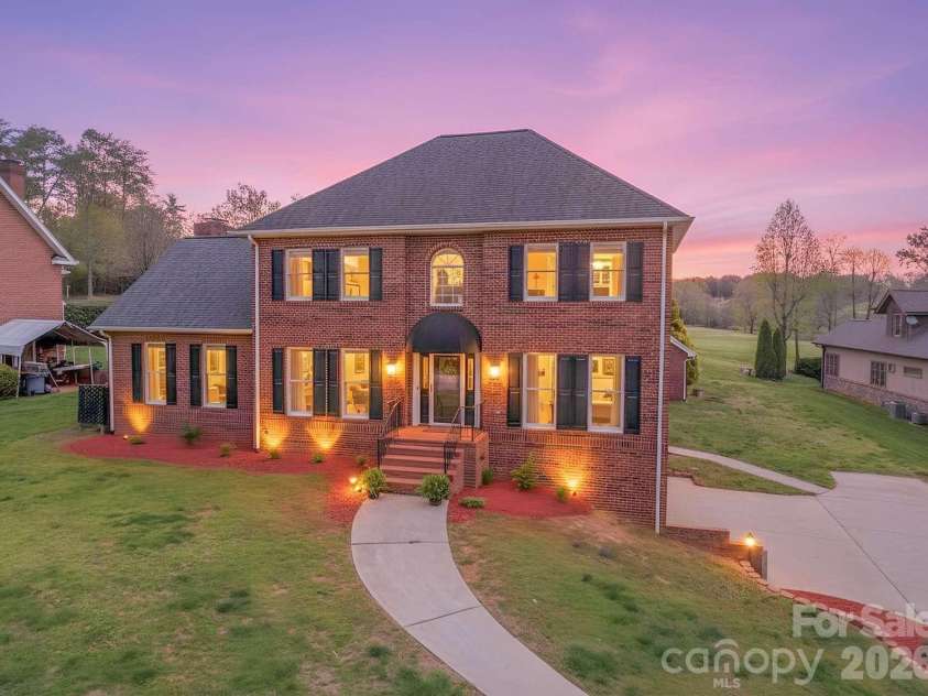 3811 Pinecrest Drive, Hickory, NC 28601.  MLS# CAR4368346, YatesRealty ID 27589. 