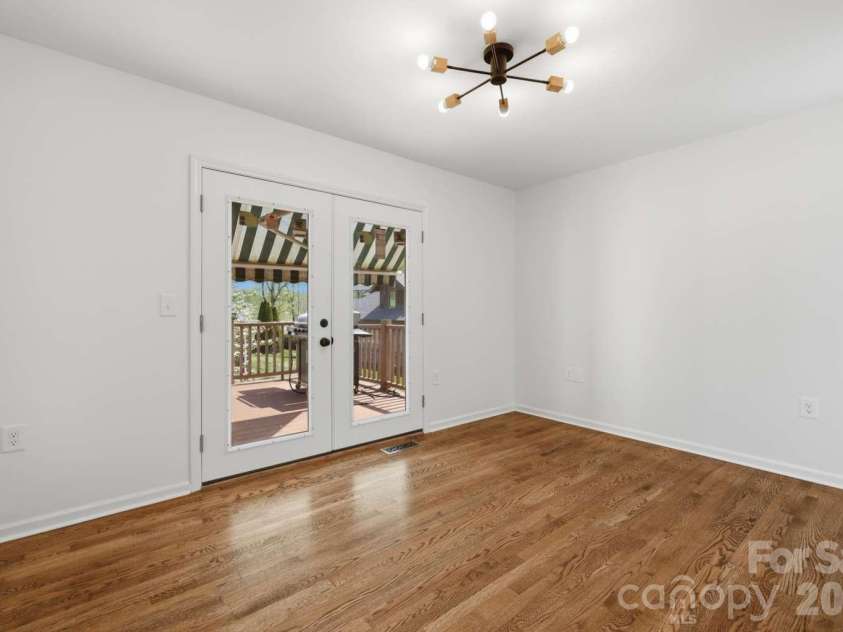 3811 Pinecrest Drive, Hickory, NC 28601.  MLS# CAR4368346, YatesRealty ID 27589. 