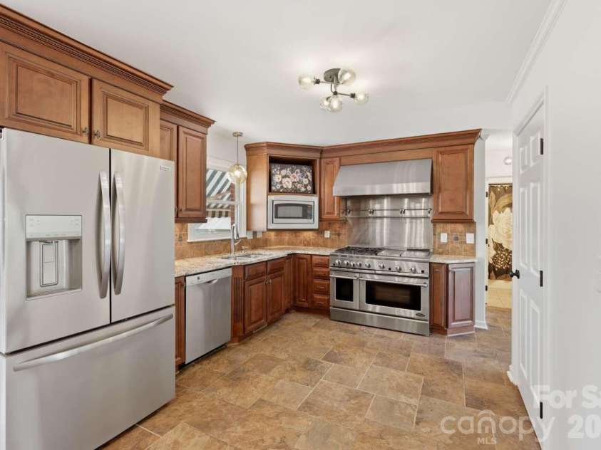 3811 Pinecrest Drive, Hickory, NC 28601.  MLS# CAR4368346, YatesRealty ID 27589. 
