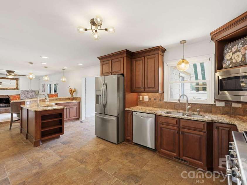 3811 Pinecrest Drive, Hickory, NC 28601.  MLS# CAR4368346, YatesRealty ID 27589. 