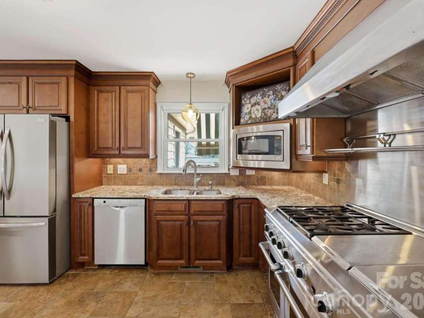 3811 Pinecrest Drive, Hickory, NC 28601.  MLS# CAR4368346, YatesRealty ID 27589. 
