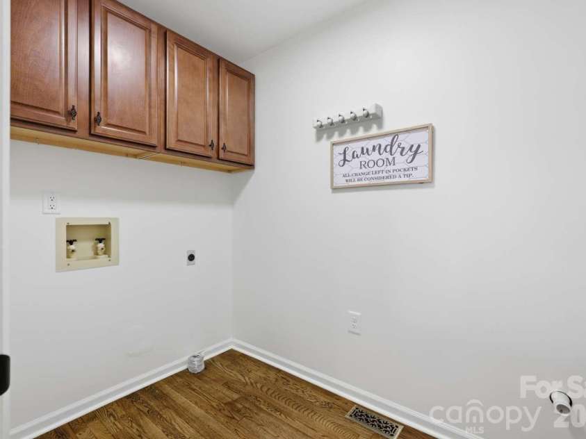 3811 Pinecrest Drive, Hickory, NC 28601.  MLS# CAR4368346, YatesRealty ID 27589. 