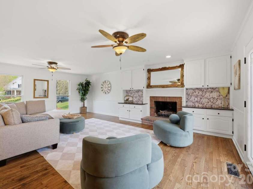 3811 Pinecrest Drive, Hickory, NC 28601.  MLS# CAR4368346, YatesRealty ID 27589. 