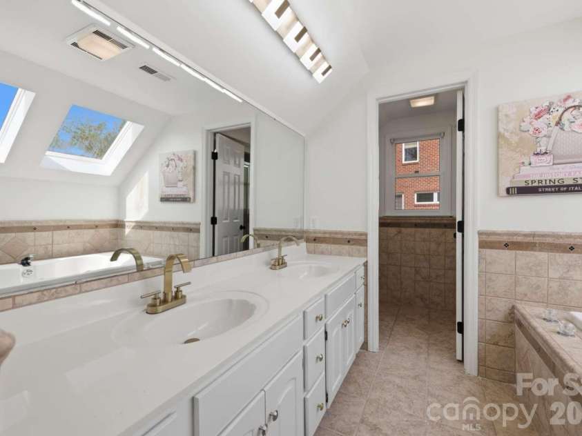 3811 Pinecrest Drive, Hickory, NC 28601.  MLS# CAR4368346, YatesRealty ID 27589. 
