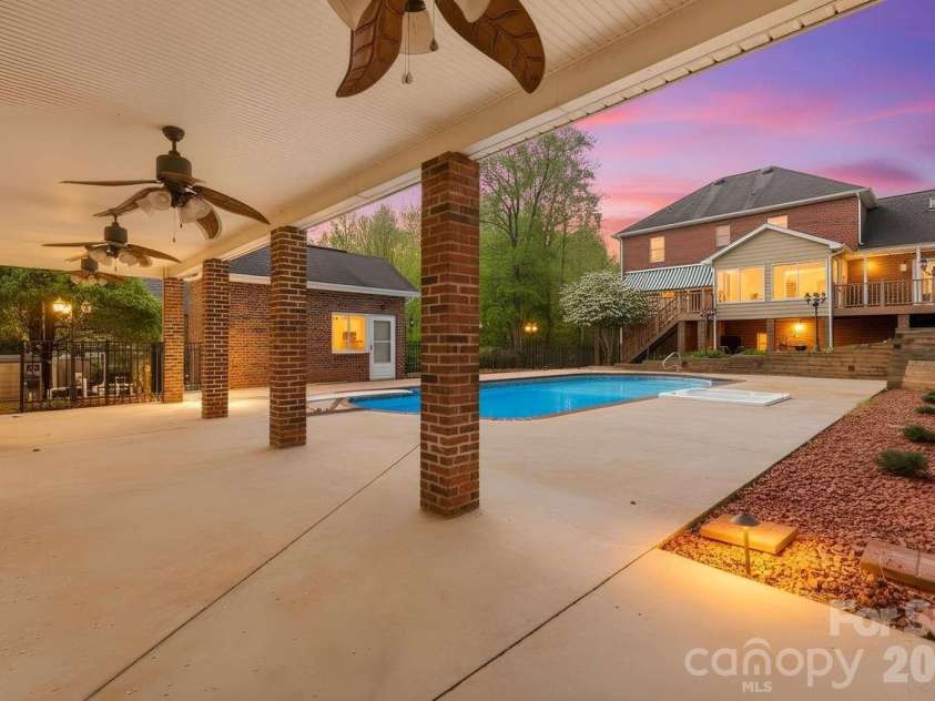 3811 Pinecrest Drive, Hickory, NC 28601.  MLS# CAR4368346, YatesRealty ID 27589. 