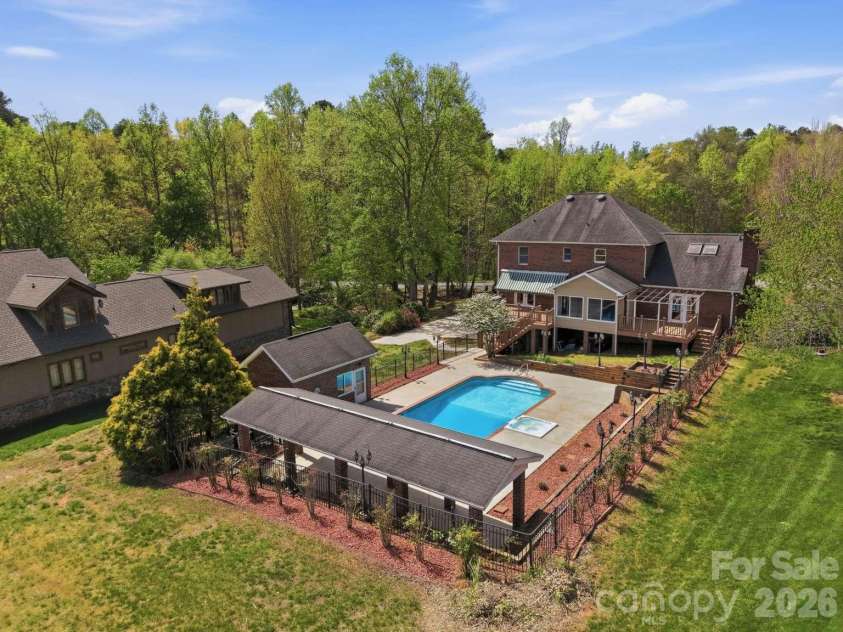 3811 Pinecrest Drive, Hickory, NC 28601.  MLS# CAR4368346, YatesRealty ID 27589. 