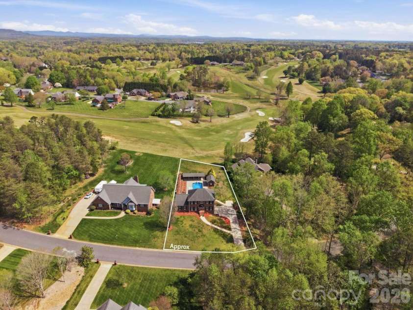 3811 Pinecrest Drive, Hickory, NC 28601.  MLS# CAR4368346, YatesRealty ID 27589. 