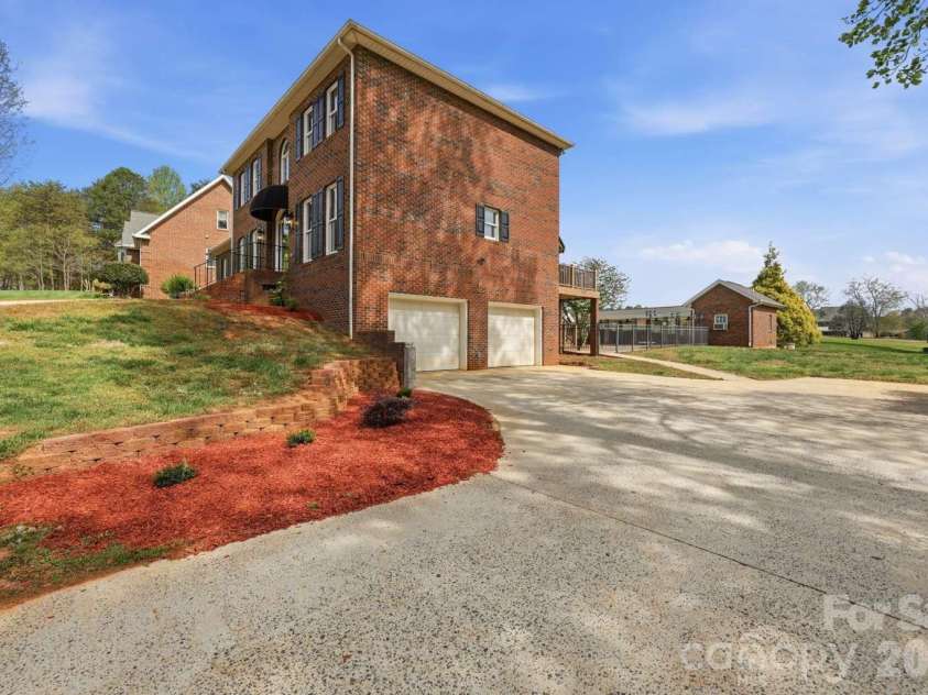 3811 Pinecrest Drive, Hickory, NC 28601.  MLS# CAR4368346, YatesRealty ID 27589. 