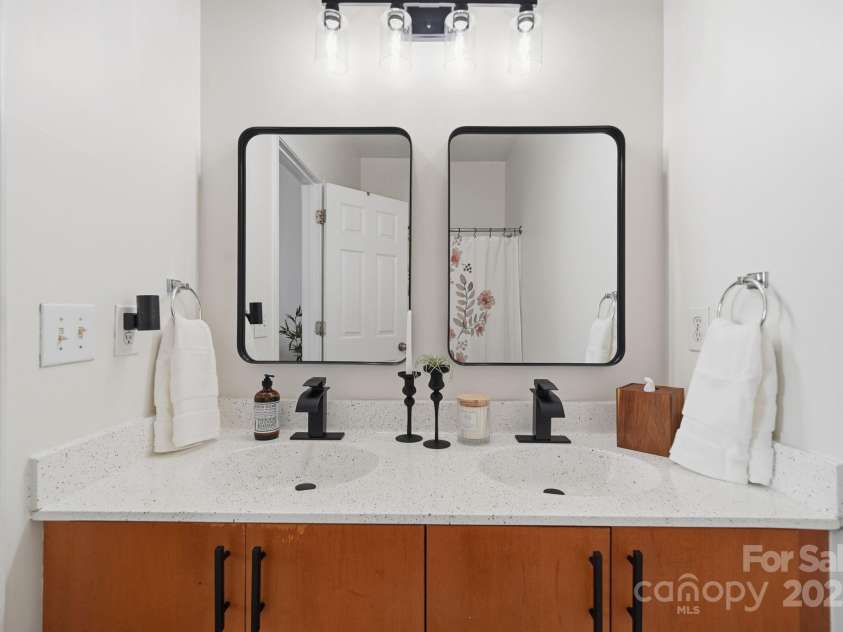 7119 Founders Club Court, Charlotte, NC 28269.  MLS# CAR4317437, YatesRealty ID 2759. Double vanity in primary bath