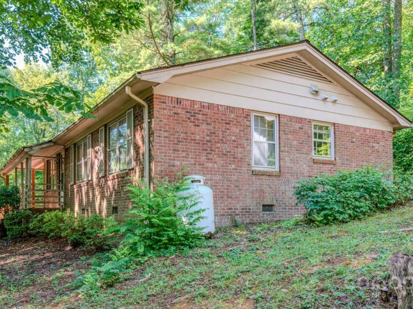 17 Sitar Lane, Saluda, NC 28773.  MLS# CAR4284532, YatesRealty ID 27590. 