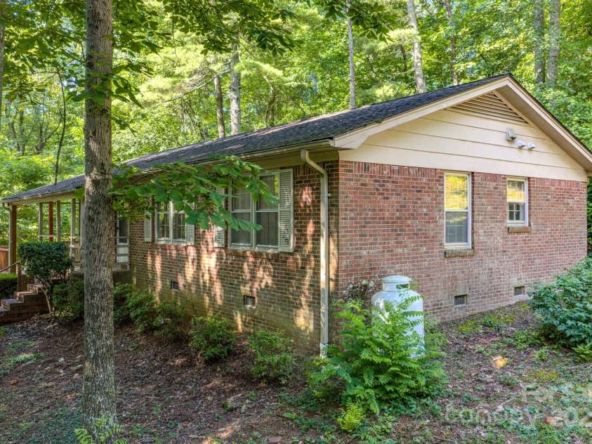 17 Sitar Lane, Saluda, NC 28773.  MLS# CAR4284532, YatesRealty ID 27590. 