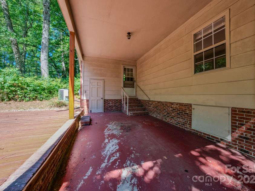 17 Sitar Lane, Saluda, NC 28773.  MLS# CAR4284532, YatesRealty ID 27590. 