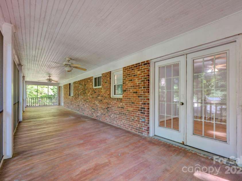 530 Oxford Place, Lancaster, SC 29720.  MLS# CAR4284251, YatesRealty ID 27593. Beautiful Screened-in Veranda. Perfect for Relaxing or Entertaining!