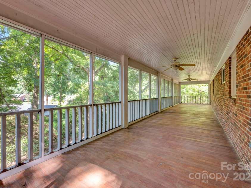 530 Oxford Place, Lancaster, SC 29720.  MLS# CAR4284251, YatesRealty ID 27593. Beautiful Screened-in Veranda. Perfect for Relaxing or Entertaining!