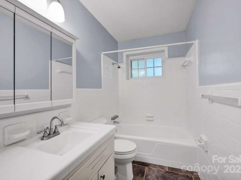 530 Oxford Place, Lancaster, SC 29720.  MLS# CAR4284251, YatesRealty ID 27593. Full Bathroom in Basement