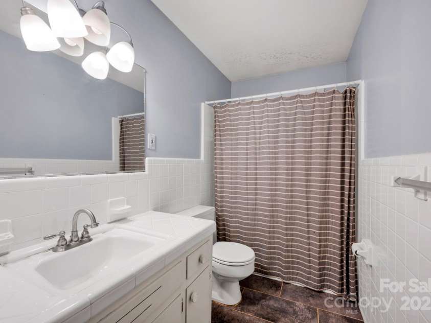 530 Oxford Place, Lancaster, SC 29720.  MLS# CAR4284251, YatesRealty ID 27593. Full Bathroom on Main Level