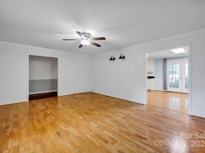 530 Oxford Place, Lancaster, SC 29720.  MLS# CAR4284251, YatesRealty ID 27593. Living Room