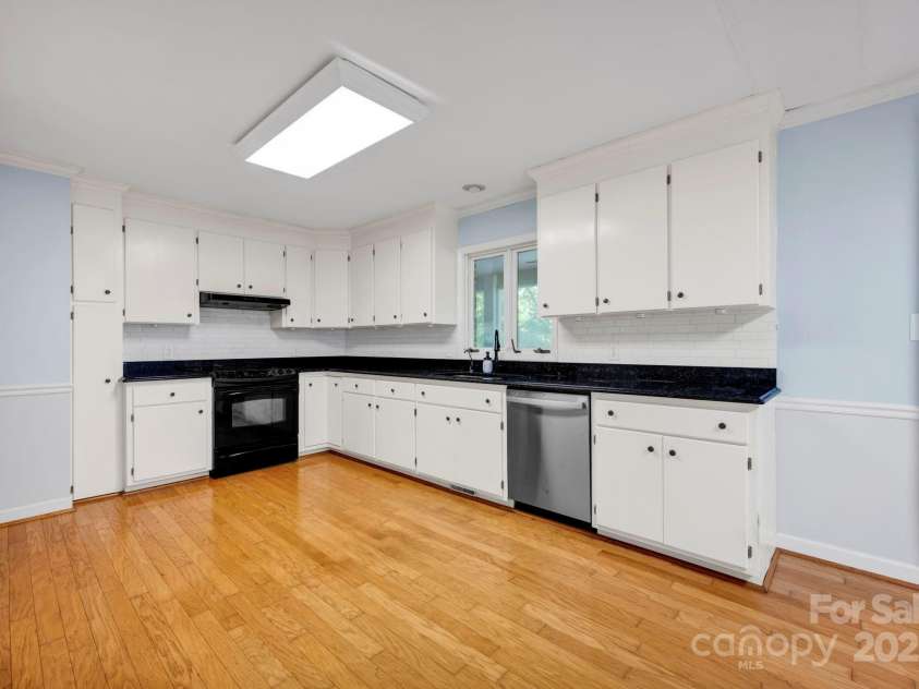 530 Oxford Place, Lancaster, SC 29720.  MLS# CAR4284251, YatesRealty ID 27593. Spacious Kitchen with Access to Veranda