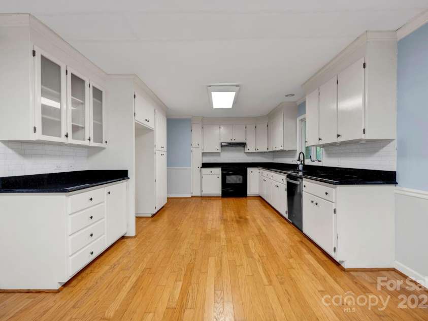 530 Oxford Place, Lancaster, SC 29720.  MLS# CAR4284251, YatesRealty ID 27593. Spacious Kitchen with Access to Veranda