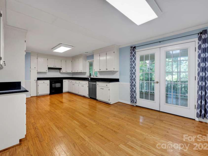 530 Oxford Place, Lancaster, SC 29720.  MLS# CAR4284251, YatesRealty ID 27593. Spacious Kitchen with Access to Veranda