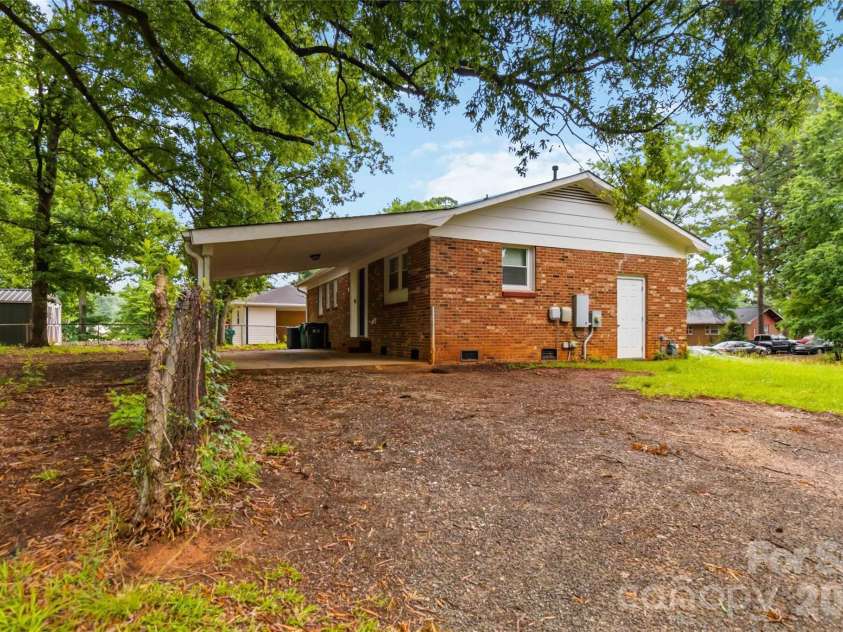 1248 Rosada Drive, Charlotte, NC 28213.  MLS# CAR4386862, YatesRealty ID 27594. Attached Carport