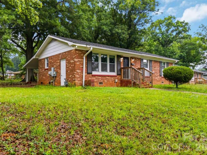 1248 Rosada Drive, Charlotte, NC 28213.  MLS# CAR4386862, YatesRealty ID 27594. Corner Lot