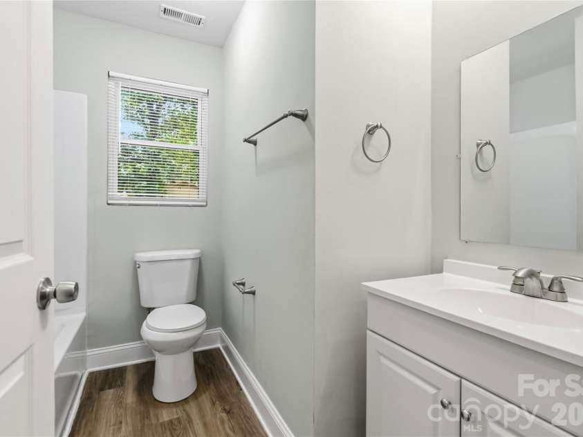 1248 Rosada Drive, Charlotte, NC 28213.  MLS# CAR4386862, YatesRealty ID 27594. Full Bathroom